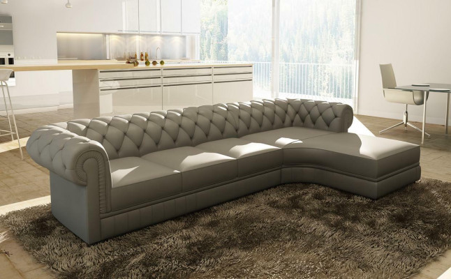 Sofá Chesterfield clásico de esquina de cuero con asientos tapizados.