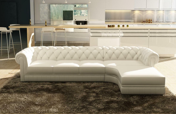 Sofá Chesterfield clásico de esquina de cuero con asientos tapizados.