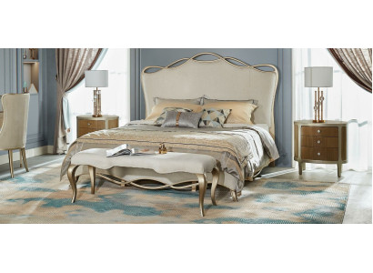 Juego de dormitorio con cama doble, tocador, 2 mesitas de noche y 3 piezas de tapizado en madera maciza.