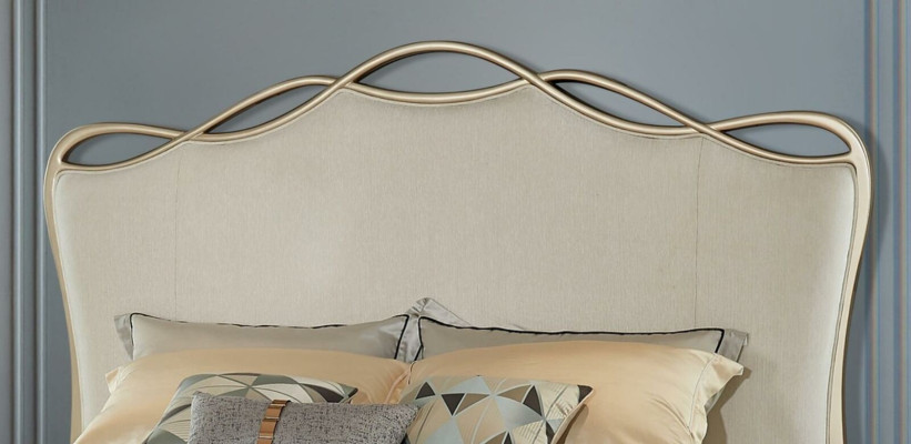 Juego de dormitorio con cama doble, tocador, 2 mesitas de noche y 3 piezas de tapizado en madera maciza.
