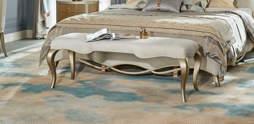 Juego de dormitorio con cama doble, tocador, 2 mesitas de noche y 3 piezas de tapizado en madera maciza.