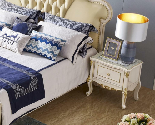 Conjunto de dormitorio clásico con cama, tocador, mesita de noche y taburete, de 5 piezas en madera maciza.