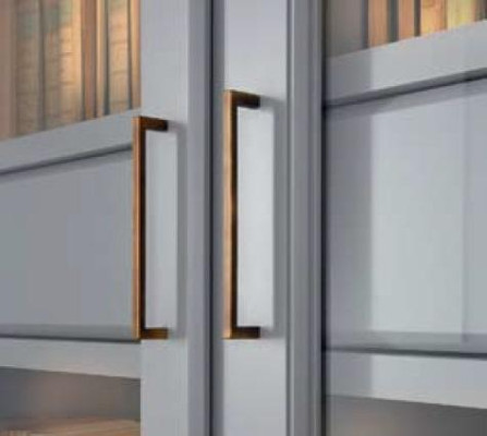 Armario de libros gris con puertas de cristal - Elegante solución de almacenamiento para su colección de libros.