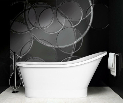 Baño moderno independiente con bañera de diseño clásico.