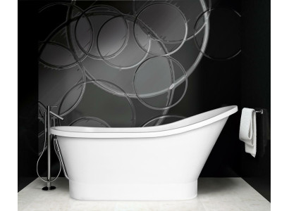 Baño moderno independiente con bañera de diseño clásico.