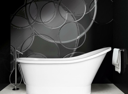 Baño moderno independiente con bañera de diseño clásico.