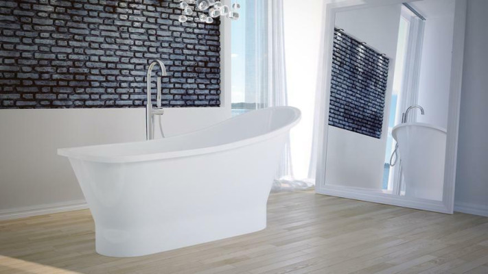 Baño moderno independiente con bañera de diseño clásico.