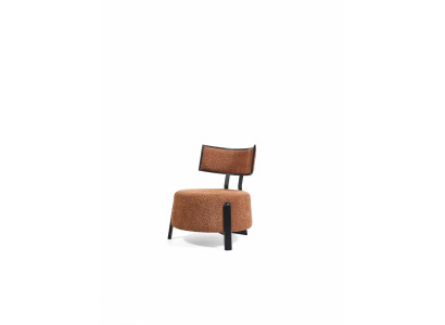 Silla de diseñador de lujo con acolchado de tela premium cómodo.