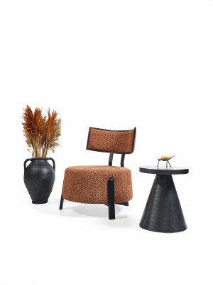 Silla de diseñador de lujo con acolchado de tela premium cómodo.