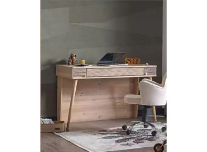 Moderna mesa de trabajo escritorio marrón infantil en la habitación de los niños.