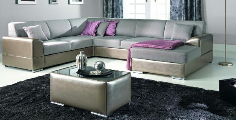 Sofá tapizado en forma de U de lujo en un elegante estilo contemporáneo con un toque refinado.