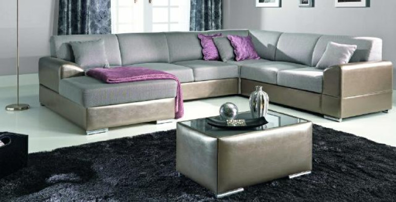 Sofá tapizado en forma de U de lujo en un elegante estilo contemporáneo con un toque refinado.
