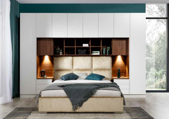 Diseño de dormitorio con camas cómodas y armarios elegantes.