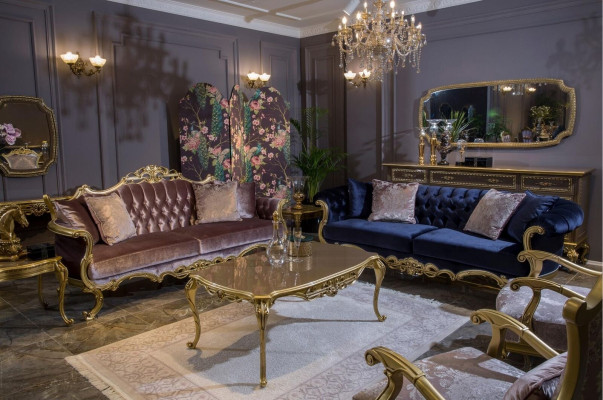 Sofá de tres plazas en color marrón de estilo clásico para la sala de estar.