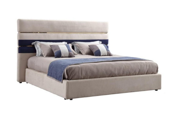 Cama doble de diseñador moderna con marco de madera, cama elegante nueva en beige.