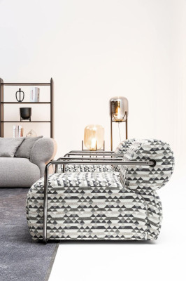 Silla de diseñador de lujo de una plaza moderna para salón en tela acolchada.