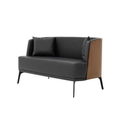Sofá de dos plazas de salón negro de cuero artificial acolchado.