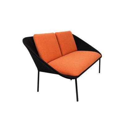 Negro-naranja sofá de dos plazas para estudio, acolchado, moderno, de tela.