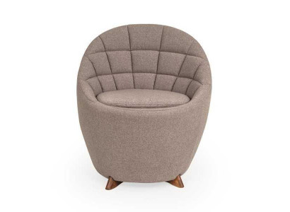 Sillón tapizado marrón para sala de estar de diseñador, asiento individual con marco de madera.