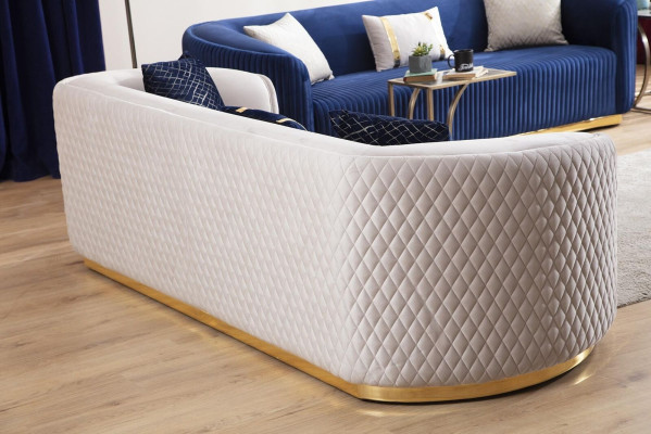 Sofás de tres plazas en beige muebles de acero inoxidable de lujo diseño de salas de estar.