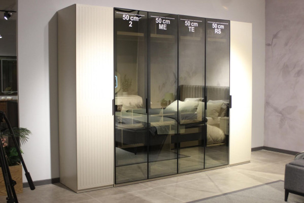 Moderno y nuevo dormitorio con armario de alta calidad y diseño elegante.