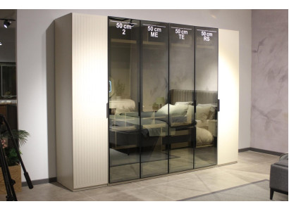 Moderno y nuevo dormitorio con armario de alta calidad y diseño elegante.