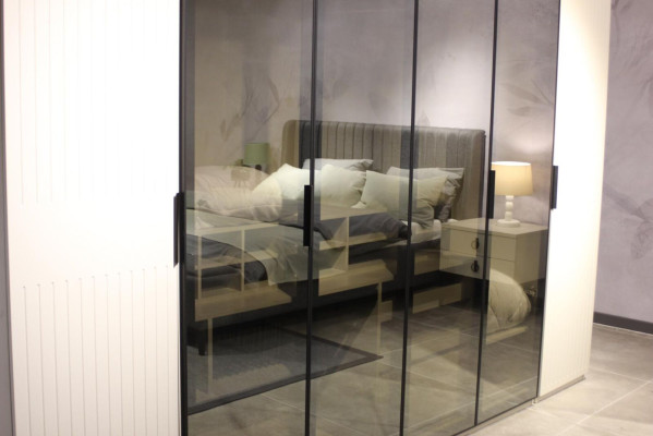 Moderno y nuevo dormitorio con armario de alta calidad y diseño elegante.