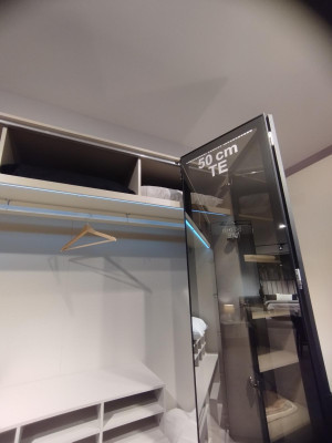 Moderno y nuevo dormitorio con armario de alta calidad y diseño elegante.
