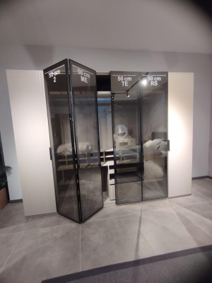 Moderno y nuevo dormitorio con armario de alta calidad y diseño elegante.