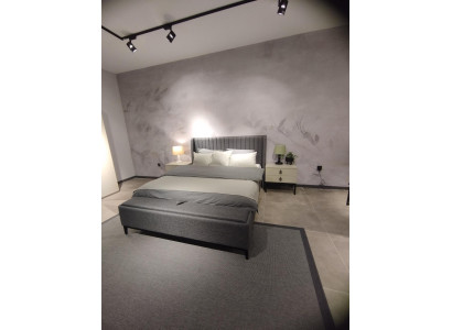 Cama moderna + banco + 2 mesitas de noche al mismo tiempo Funcional y cómodo.