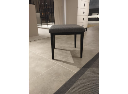 Cómodo y elegante taburete moderno para dormitorio textil nuevo.