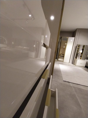 Diseño de muebles de lujo para dormitorio: cómoda con 4 cajones de madera, armario de madera nuevo.