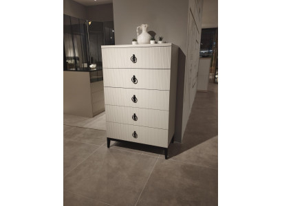 Comoda elegante. Complemento perfecto para el interior de tu dormitorio. Nuevo.