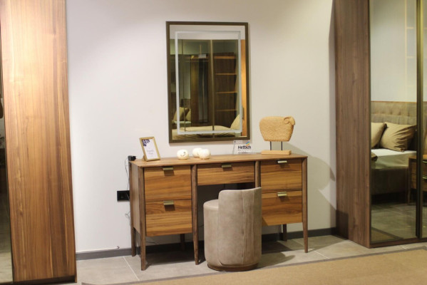 Mueble de lujo para tocador con espejo marrón diseño nuevo para dormitorio.