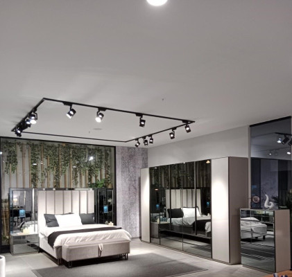 Set de dormitorio de lujo. Habitación completa con muebles: cama, mesita de noche, armario, banco. Nuevo.