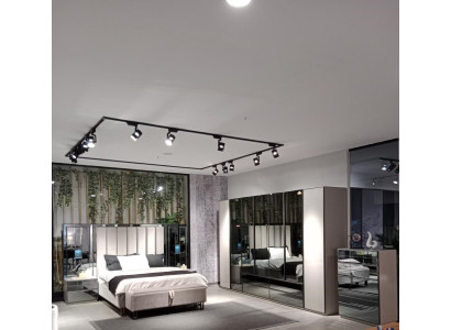 Set de dormitorio de lujo. Habitación completa con muebles: cama, mesita de noche, armario, banco. Nuevo.