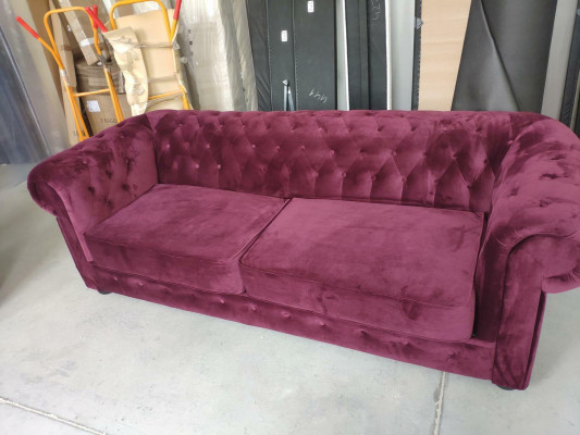 Sofá de 2 plazas con tapizado de metal, diseño de sofá de estilo vintage de terciopelo Chesterfield.