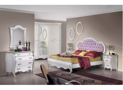 Clásico juego de dormitorio con marco de cama, 2 mesitas de noche y cómoda.