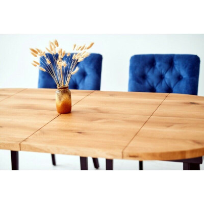 Mesa redonda de madera con diseño. Incluye 4 sillas de comedor Chesterfield azules. Set de 5 piezas.