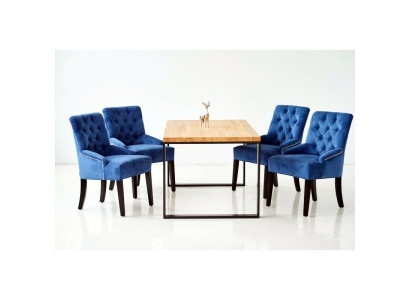 Moderno conjunto de comedor, mesa de madera de diseñador con sillas Chesterfield azules.