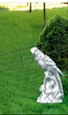 Decoración de jardín Estatua de figura de pájaro loro en terraza de piedra.
