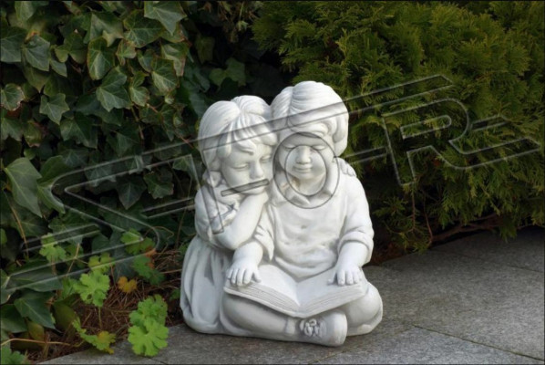 Niño y niña leyendo jardín decoración figura de niños.