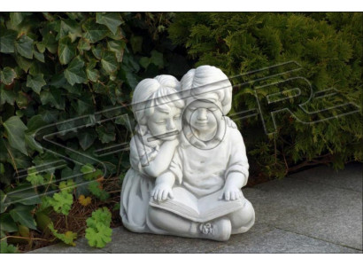 Niño y niña leyendo jardín decoración figura de niños.