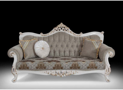 Sofá clásico con diseño Chesterfield para la sala de estar. Área de estar en gris.