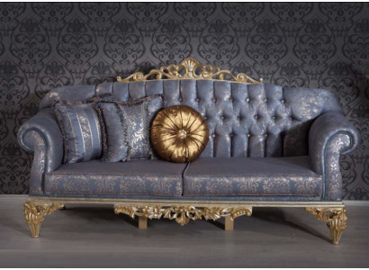 Sofá clásico y exigente en diseño Chesterfield para la sala de estar con cojines dorados.
