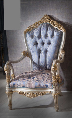 Sillón de lujo de estilo clásico para la sala de estar con patrones decorativos dorados.