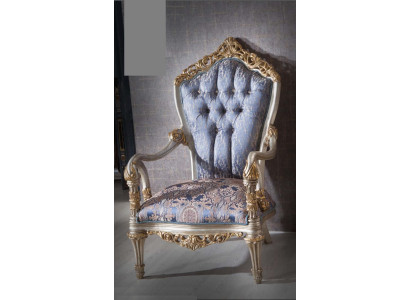 Sillón de lujo de estilo clásico para la sala de estar con patrones decorativos dorados.