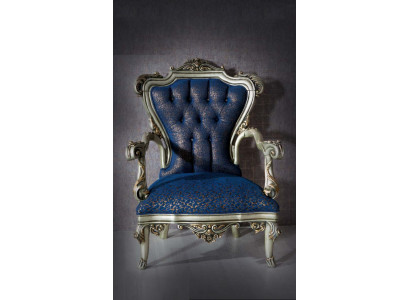 Una fabulosa silla de estilo clásico en azul con patrones decorativos.