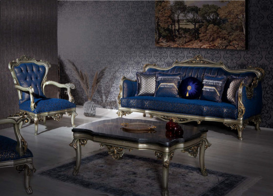 Una fabulosa silla de estilo clásico en azul con patrones decorativos.