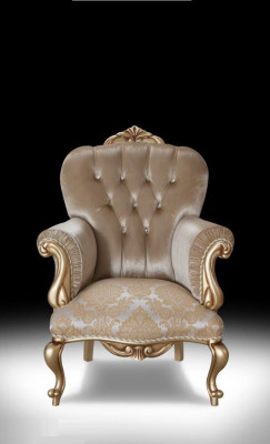 Sillón clásico con decoración beige y diseño Chesterfield para la sala de estar.